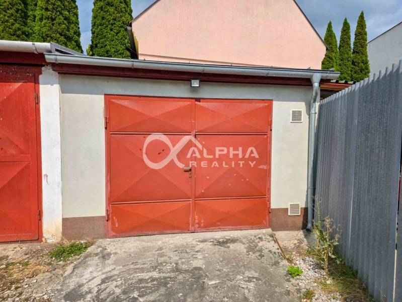 Prenájom garáž, centrum, Spišská Nová Ves - Červené garáže v Spišskej Novej Vsi so spevneným prístupom a plechovou strechou.