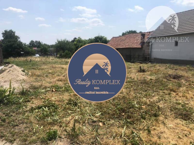 Vám ponúka na PREDAJ pozemok v obci Čalovec 11  - Pozemky na bývanie na ulici Čalovec v Čalovci, priestranné, pripravené na stavbu.