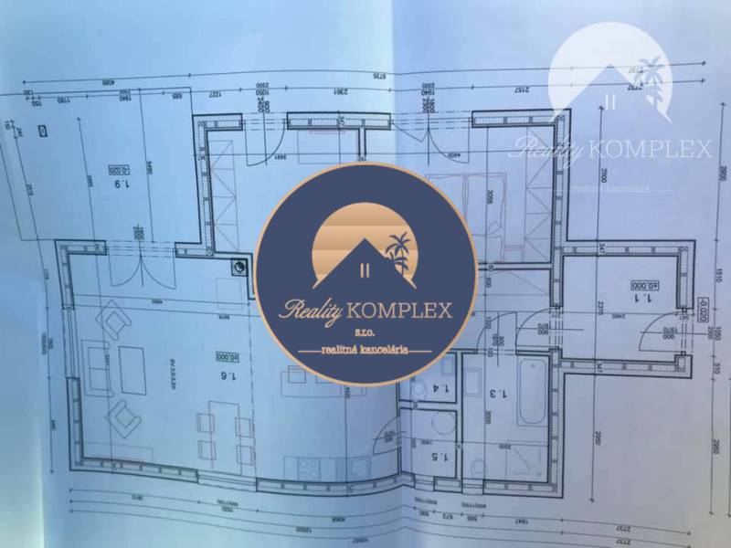 Vám ponúka na PREDAJ pozemok v obci Čalovec 11  - Pôdorys domu s podrobnými rozmermi a označením miestností, Pozemky - bývanie.