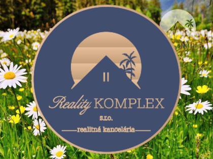 Vám ponúka na PREDAJ pozemok v obci Čalovec 11  - Logo Reality Komplex s kvetinovým pozadím a zlatým detailom zastrešuje realitnú kanceláriu.