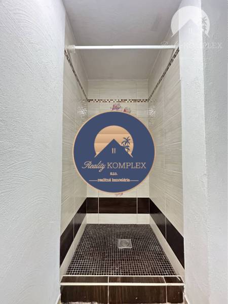 Vám ponúka na predaj rodinný dom v Komárne, ča - Kúpeľňa v rodinnom dome s dlažbou a obkladačkami v kontrastných odtieňoch.