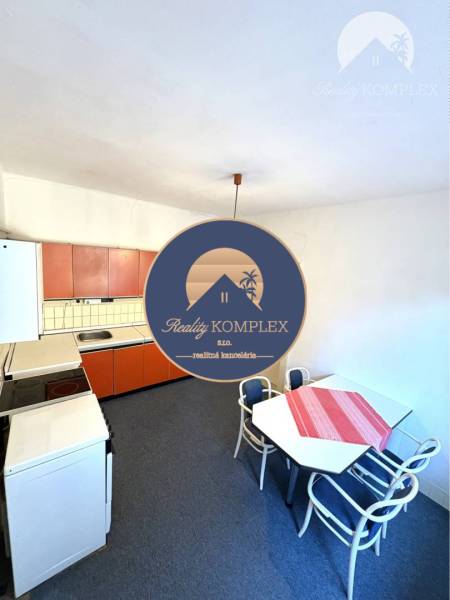 VÝRAZNÁ ZĽAVA !!! MIMORIADNÁ PONUKA!!! Vám pon - Kuchyňa v rodinnom dome s oranžovou kuchynskou linkou a jedálenským stolom.