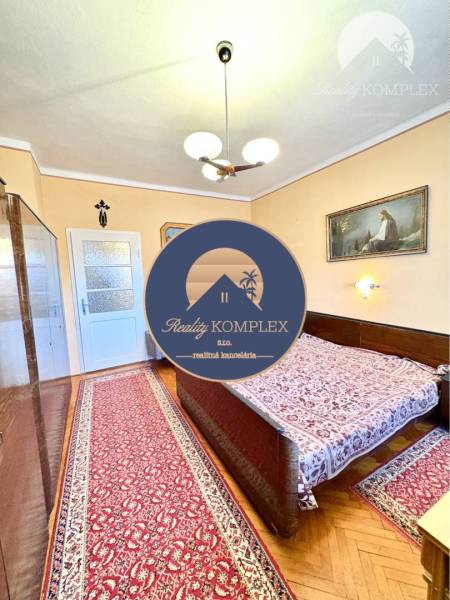 VÝRAZNÁ ZĽAVA !!! MIMORIADNÁ PONUKA!!! Vám pon - Spálňa v rodinnom dome s kobercami a podlahou s dreveným dekorom.