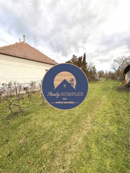 VÝRAZNÁ ZĽAVA !!! MIMORIADNÁ PONUKA!!! Vám pon - Rodinný dom v Rúbani s veľkou zelenou záhradou a strechou z červených škridiel.