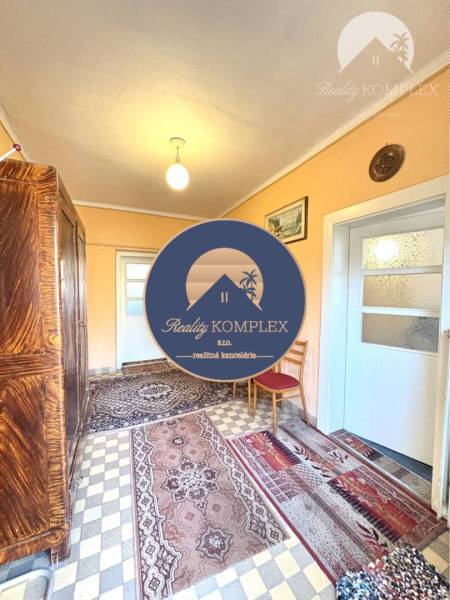 VÝRAZNÁ ZĽAVA !!! MIMORIADNÁ PONUKA!!! Vám pon - Rodinný dom s dlažbou a kobercami, skrine, stolička a presklené dvere.