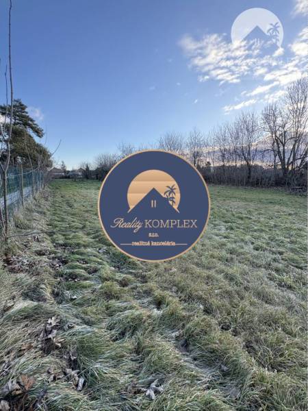 VÝRAZNÁ ZĽAVA !!! MIMORIADNÁ PONUKA!!! Vám pon - Záhrada pri rodinnom dome v Rúbani, plot, stromy a modrá obloha.