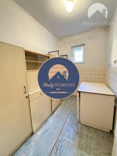 VÝRAZNÁ ZĽAVA !!! MIMORIADNÁ PONUKA!!! Vám pon - Rodinný dom s kuchyňou, skrine, podlaha s dreveným dekorom, biele steny, okno.