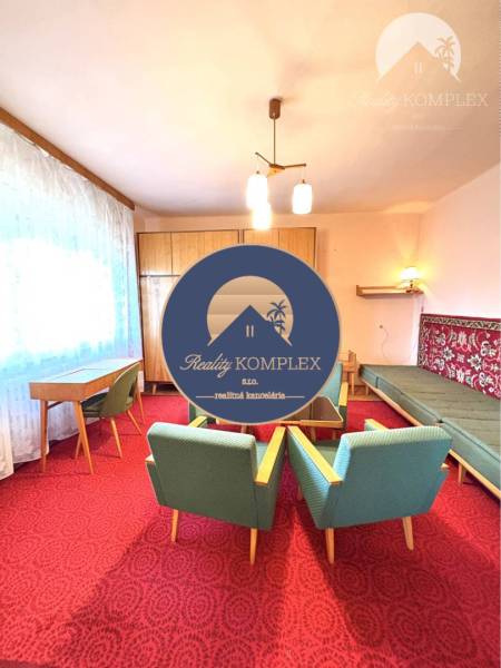 VÝRAZNÁ ZĽAVA !!! MIMORIADNÁ PONUKA!!! Vám pon - Obývacia izba s červeným kobercom, zelenými kreslami a dreveným nábytkom v rodinnom dome.