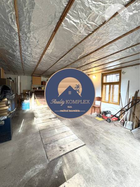 VÝRAZNÁ ZĽAVA !!! MIMORIADNÁ PONUKA!!! Vám pon - Garáž v rodinnom dome s betónovou podlahou, drevom a foliovým stropom.