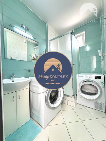 Vám ponúka na PREDAJ tento nádherný, kompletne  - Kúpeľňa v 4-izbovom byte s práčkou, sušičkou a sprchovým kútom.