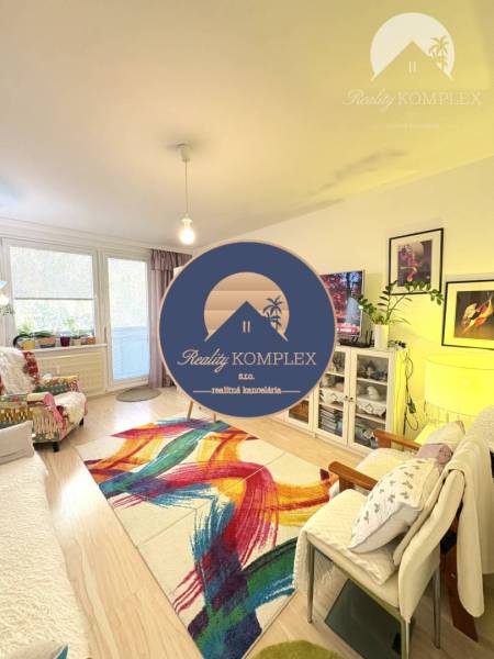 Vám ponúka na PREDAJ tento nádherný, kompletne  - Obývačka v 4-izbovom byte, vybavená farebným kobercom a podlahou s dreveným dekorom.