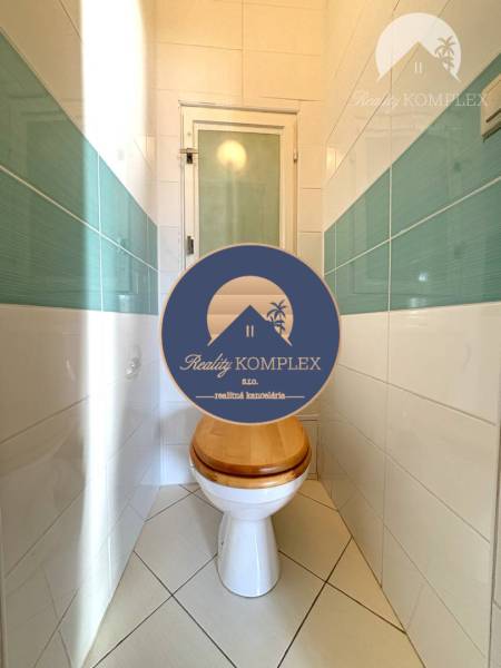 Vám ponúka na PREDAJ tento nádherný, kompletne  - Kúpeľňa s keramickými obkladmi a toaletou v 4-izbovom byte.