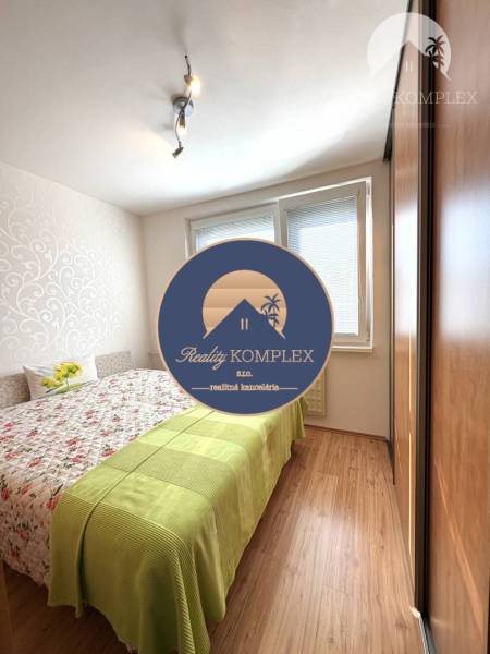 Vám ponúka na PREDAJ tento nádherný, kompletne  - Spálňa v 4-izbovom byte s posteľou, podlahou s dreveným dekorom a vstavanou skriňou.