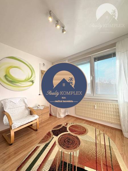 Vám ponúka na PREDAJ tento nádherný, kompletne  - Izba v 4-izbovom byte s podlahou s dreveným dekorom a abstraktným kobercom.