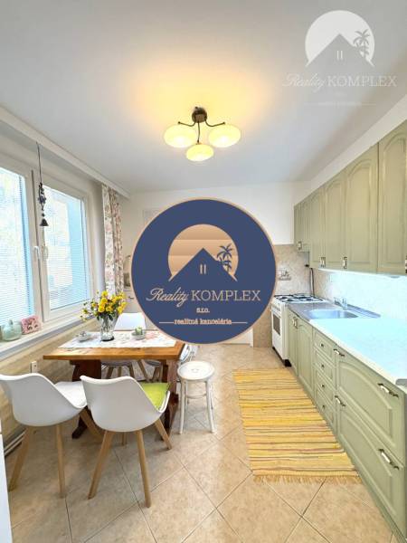 Vám ponúka na PREDAJ tento nádherný, kompletne  - Kuchyňa v 4-izbovom byte s jedálenským stolom a podlahou s dreveným dekorom.