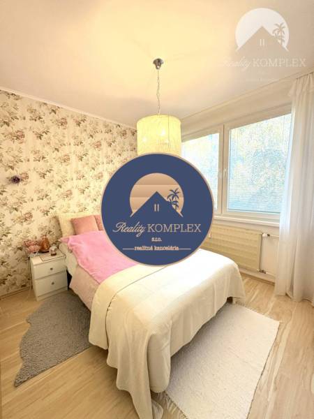 Vám ponúka na PREDAJ tento nádherný, kompletne  - Spálňa so vzorovanou tapetou a podlahou s dreveným dekorom v 4-izbovom byte.