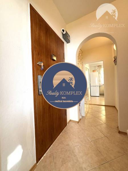 Vám ponúka na PREDAJ tento nádherný, kompletne  - Chodba 4-izbového bytu s keramickou podlahou a oblúkovým vstupom do kuchyne.
