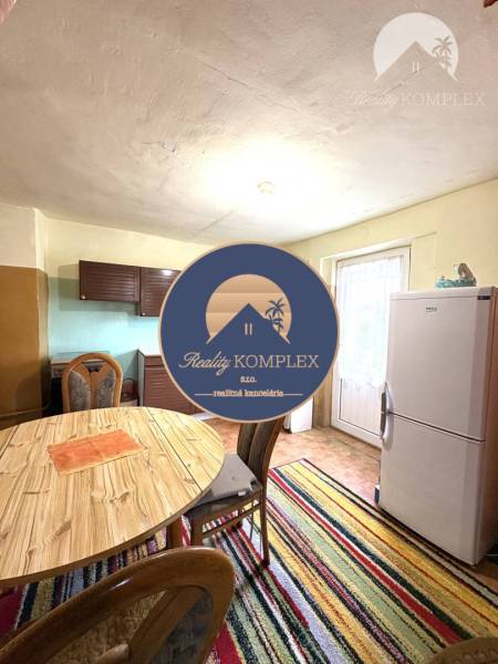 IBA U NÁS !!! ponúka EXKLUZÍVNE na predaj rodin - Jedáleň v rodinnom dome s farebným kobercom a dreveným stolom.