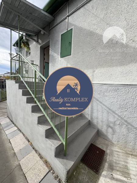 IBA U NÁS !!! ponúka EXKLUZÍVNE na predaj rodin - Schody vedúce k vchodu rodinného domu v Komárne so zábradlím a prístreškom.