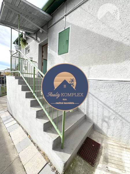 IBA U NÁS !!! ponúka EXKLUZÍVNE na predaj rodin - Rodinný dom v Komárne so schodiskom a plechovým zábradlím.