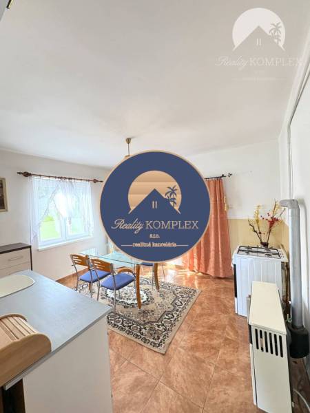 IBA U NÁS !!! ponúka EXKLUZÍVNE na predaj rodin - Jedálenský kút v rodinnom dome s podlahou v drevenom dekore a oknom.