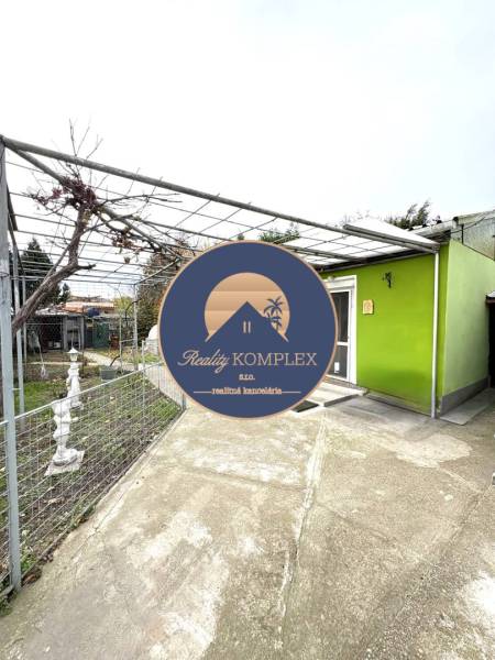 IBA U NÁS !!! ponúka EXKLUZÍVNE na predaj rodin - Rodinný dom v Komárne s betónovým dvorom a vinicou poskytuje súkromie a pohodlie.