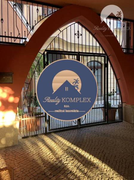 Vám EXKLUZÍVNE ponúka NA PRENÁJOM moderný 2 iz - Oblúková brána na Nádvorí Európy v Komárne s podlahou z kamenných dlažieb.