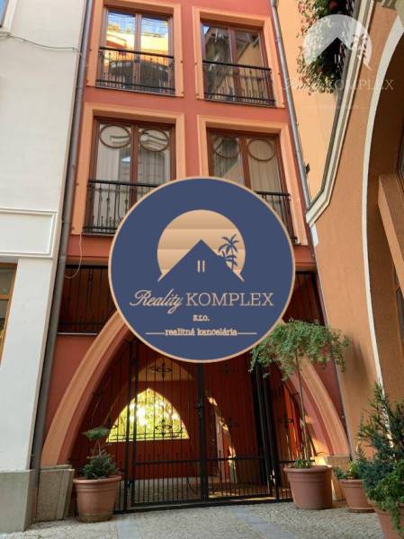 Vám EXKLUZÍVNE ponúka NA PRENÁJOM moderný 2 iz - Fasáda budovy na Nádvorí Európy v Komárne, vhodná pre 2-izbový byt.