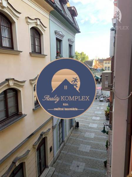 Vám EXKLUZÍVNE ponúka NA PRENÁJOM moderný 2 iz - Výhľad na štýlové budovy z 2-izbového bytu na Nádvorí Európy v Komárne.