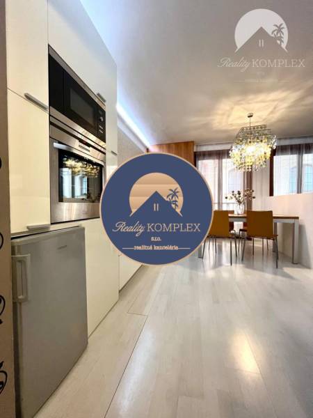 Vám EXKLUZÍVNE ponúka NA PRENÁJOM moderný 2 iz - Kuchyňa s jedálenským kútom v 2-izbovom byte, podlaha s dreveným dekorom, štýlový luster.