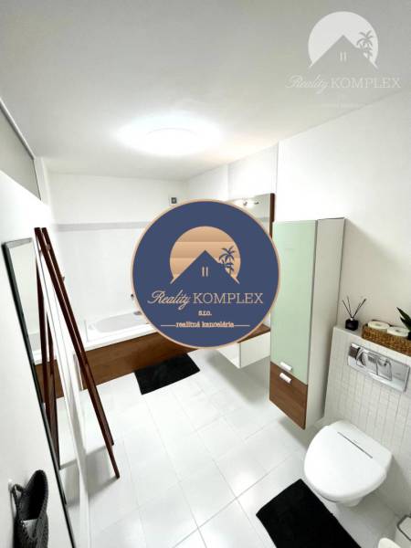 Vám EXKLUZÍVNE ponúka NA PRENÁJOM moderný 2 iz - Biela kúpeľňa s vaňou a moderným vybavením v 2-izbovom byte.