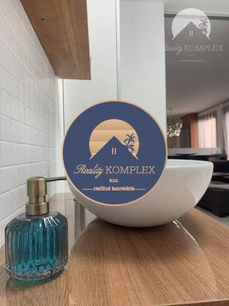 Vám EXKLUZÍVNE ponúka NA PRENÁJOM moderný 2 iz - Umývadlo a mydlo v 2-izbovom byte, viditeľná podlaha s dreveným dekorom.