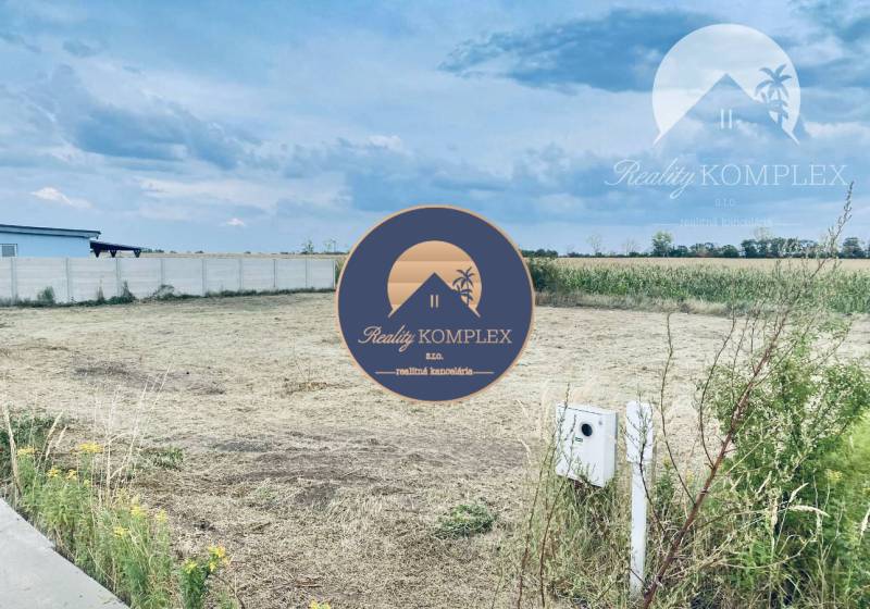 Vám ponúka predaj stavebný pozemok v Dunajskej - Pozemky - bývanie v Dunajskej Lužnej obklopené poľami a trávou, ideálne pre výstavbu.