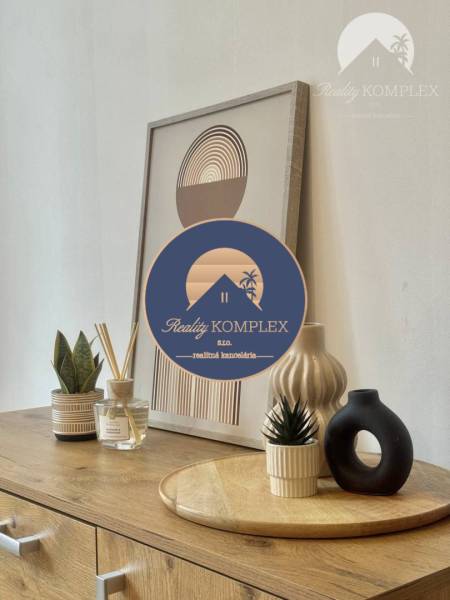 Vám ponúka 1 izbový byt vo VYHĽADÁVANEJ lokali - Dekorácia na komode s dreveným dekorom v 1-izbovom byte, elegantne usporiadaná.