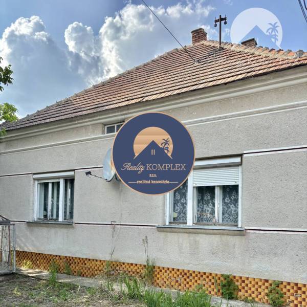 Vám ponúka na predaj 4 izbový rodinný dom  s r - Rodinný dom v Bátorových Kosihách s klasickou fasádou a šikmou strechou.