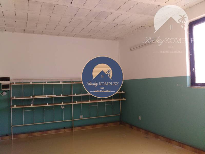 Exkluzívne iba u nás Vám ponúka na prenájom pr - Izba v skladoch a halách s jednoduchými policami a oknom.