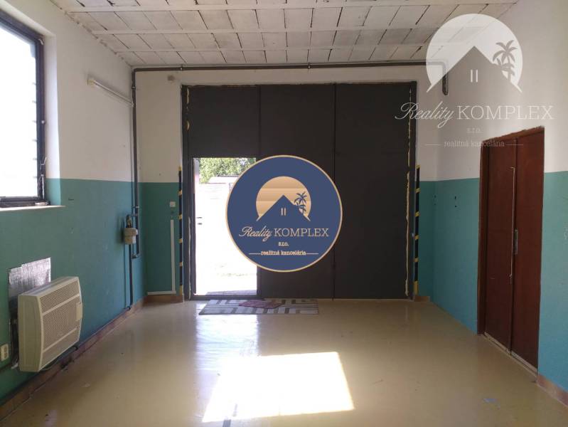 Exkluzívne iba u nás Vám ponúka na prenájom pr - Interiér skladov a hál s dverami, oknom a podlahou s dreveným dekorom.