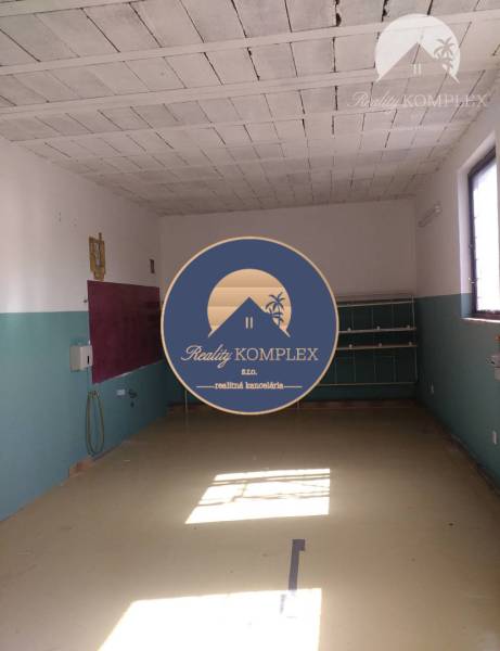 Exkluzívne iba u nás Vám ponúka na prenájom pr - Interiér s podlahou s dreveným dekorom, police, svetlé steny, Sklady a haly.