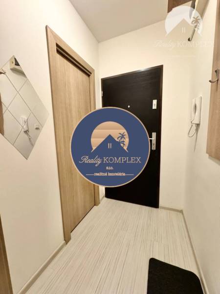 Vám ponúka garsonku vo VYHĽADÁVANEJ lokalite m - Chodba v Rekreačnom apartmáne s podlahou s dreveným dekorom a bezpečnostnými dverami.