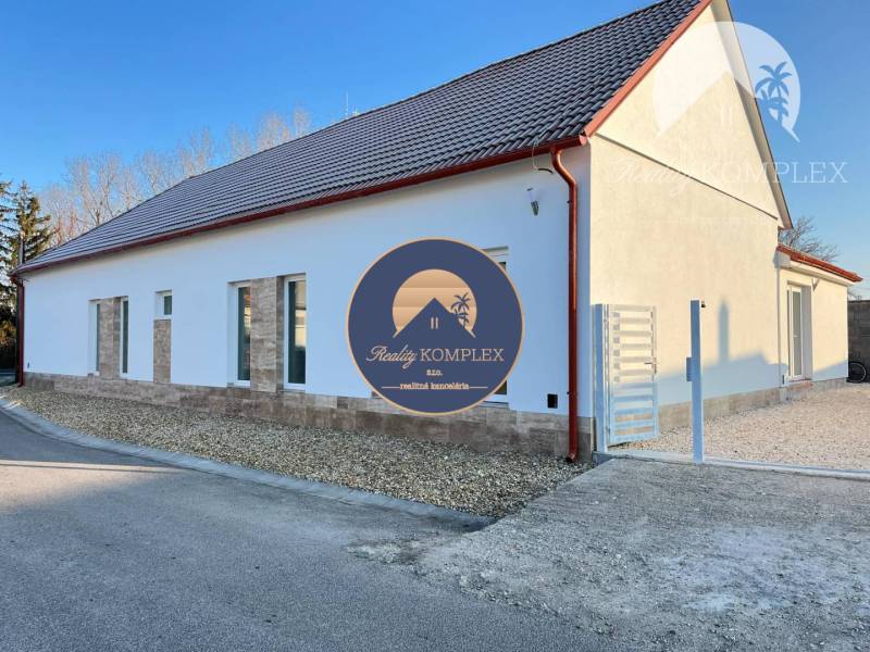 Vám ponúka  na predaj budovu na BÝVANIE aj PODN - Rodinný dom s bielou omietkou, sedlovou strechou a kamennými obkladmi. Štrkovitý dvor.