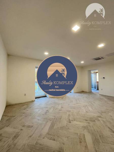 Vám ponúka  na predaj budovu na BÝVANIE aj PODN - Prázdna miestnosť s podlahou, tromi veľkými oknami a stenami budovy.