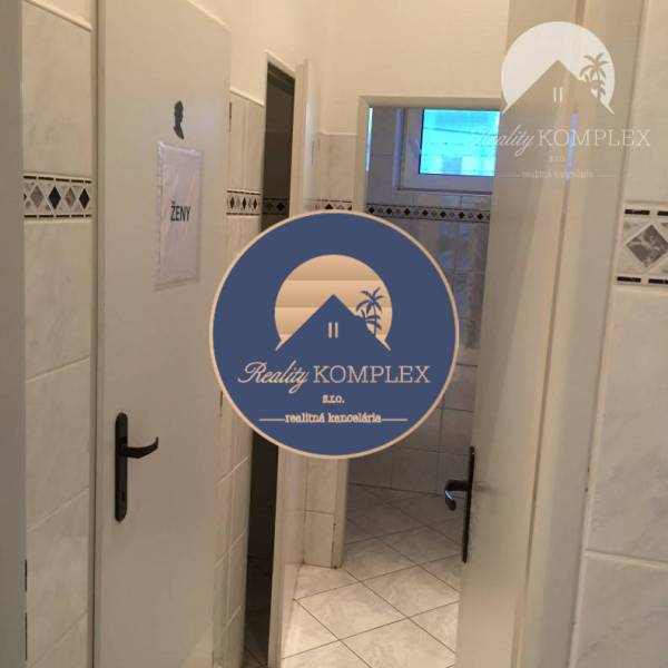 Vám ponúka do PRENÁJMU priestranné a slnečné ob - Toaleta v obchodných priestoroch so vstupmi do jednotlivých kabínok.