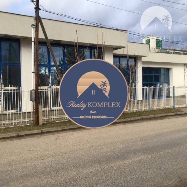 Vám ponúka do PRENÁJMU priestranné a slnečné ob - Budova obchodného priestoru na ulici 1. mája v Hurbanove so sklenenými výkladmi.