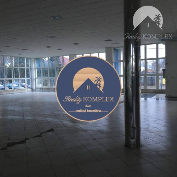 Vám ponúka do PRENÁJMU priestranné a slnečné ob - Priestranné obchodné priestory s veľkými oknami a stĺpom, vhodné na rôzne účely.