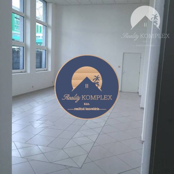 Vám ponúka do PRENÁJMU priestranné a slnečné ob - Priestranné obchodné priestory s veľkými oknami a dlažbou ponúkajú široké možnosti využitia.