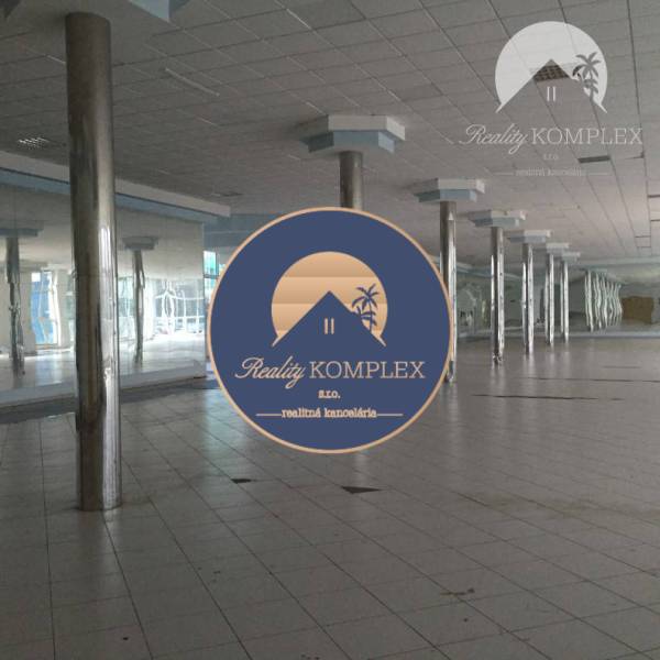 Vám ponúka do PRENÁJMU priestranné a slnečné ob - Priestranné obchodné priestory s dlažbou a zrkadlami na stĺpoch, Reality Komplex.