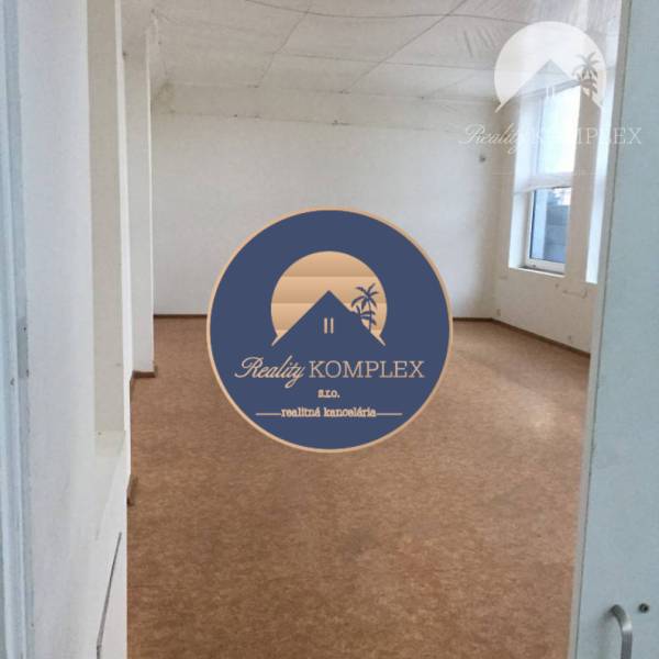 Vám ponúka do PRENÁJMU priestranné a slnečné ob - Prázdna miestnosť s bielymi stenami a oknom v obchodných priestoroch.