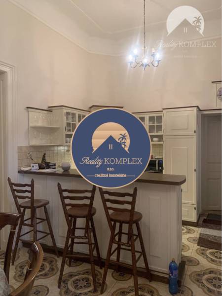 Vám ponúka do PRENÁJMU čarovný, úplne zrekonštr - Kuchyňa v rodinnom dome s barovými stoličkami a keramickou podlahou.