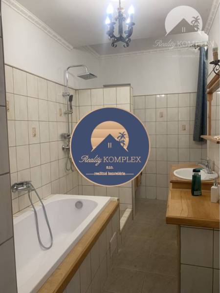 Vám ponúka do PRENÁJMU čarovný, úplne zrekonštr - Kúpeľňa s vaňou a sprchou v rodinnom dome, dlažba s dreveným dekorom.