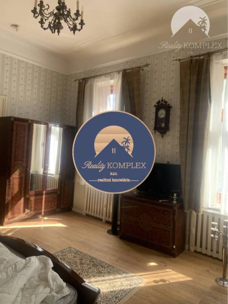 Vám ponúka do PRENÁJMU čarovný, úplne zrekonštr - Spálňa v rodinnom dome s historizujúcim nábytkom a podlahou s dreveným dekorom.